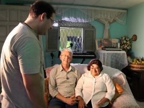 O diretor Emerson Muzeli conversa com Ademilson e Lourdes, pais de Jobson Maia (Foto: Christina Fuscaldo)